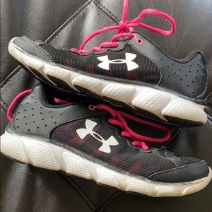 like new under armour running shoes